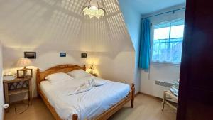 a bedroom with a bed and a window at La Bignone - Charmante maison pour 6 personnes à Le Crotoy in Le Crotoy