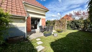 a house with a patio with a table and chairs at La Bignone - Charmante maison pour 6 personnes à Le Crotoy in Le Crotoy +4 photos
