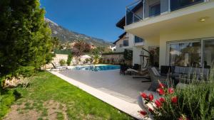 una casa con piscina en un patio en Villa Valley 6, 4 Bedroom, Private Arge Pool, Near Aquapark, en Fethiye