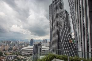 uitzicht op een stad met hoge gebouwen bij Duplex at Arte Mont Kiara by Bai Yi # 2501 in Kuala Lumpur