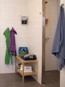 a bathroom with a shower and a shelf with towels at Campinghytter ved Jotunheimen in Randsverk