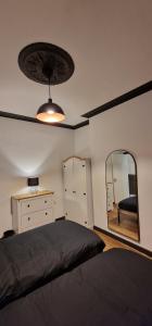 ein Schlafzimmer mit einem Bett und einem großen Spiegel in der Unterkunft Entire Modern Home in Manchester and Near Peak District in Manchester