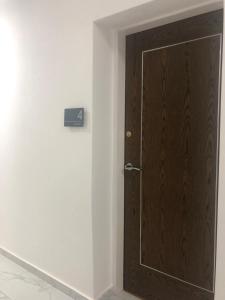 een houten deur in een kamer met een muur bij Studio in Bolton town, Short stay studio 4 in Bolton