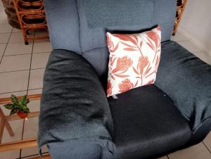 Un sofá azul con una almohada. en Villa del Sol Margate, en Margate