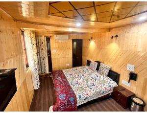 um quarto com uma cama num chalé de madeira em Hotel Nagview Cottage, Jammu and Kashmir em Gulmarg