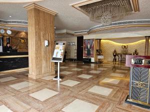 eine Lobby eines Hotels mit einer großen Lobby in der Unterkunft Caesar Hotel in Muscat