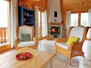 uma sala de estar com duas cadeiras e uma lareira em A luxurious 6 person chalet with superb view em Les Collons