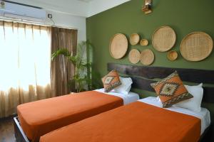Un pat sau paturi într-o cameră la Peepal Tree Inn