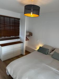- une chambre avec un lit blanc et une fenêtre dans l'établissement Berder - T2 - 10 min gare - terrasse - parking - linge inclus, à Vannes