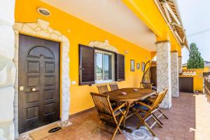 ein Esszimmer mit einem Holztisch und Stühlen in der Unterkunft 'Villa Venere Superior' 50mt Sea-Free Parking-Garden in Terracina