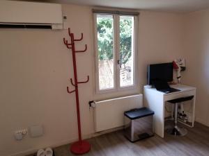 Photo de la galerie de l'établissement Louveciennes: studio lumineux indépendant de 23 m2, à Louveciennes