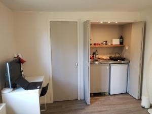 Photo de la galerie de l'établissement Louveciennes: studio lumineux indépendant de 23 m2, à Louveciennes 7 autres photos