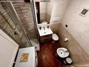 uma pequena casa de banho com WC e lavatório em Light House Bisceglie em Bisceglie