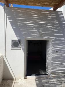 een deur in een gebouw met een raam bij Casa Lilian in Stromboli