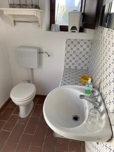 uma casa de banho com um lavatório e um WC em Casa Lilian em Stromboli