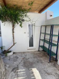 um quarto com uma porta e uma árvore em Casa Lilian em Stromboli