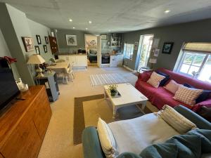 พื้นที่นั่งเล่นของ Charming one bedroom cottage
