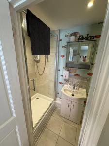 ห้องน้ำของ Charming one bedroom cottage +10 ภาพ
