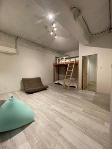 um quarto com um beliche e uma escada em &HouSE - Vacation STAY 72442v em Takagi