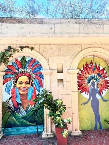 Un murale sul lato di un palazzo con una donna di Hotel Boutique Castillo Ines Maria a Cartagena de Indias