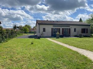 mały biały dom z trawnikiem w obiekcie Vintage house w mieście Giffaumont +8 zdjęć