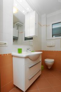 La salle de bains est pourvue d'un lavabo et de toilettes. dans l'établissement Villa Zanella, à Rosolina Mare