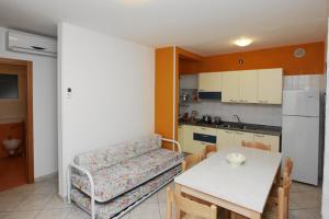 - une cuisine avec un canapé et une table dans une chambre dans l'établissement Villa Zanella, à Rosolina Mare