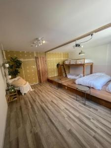 Takagi的住宿－&HouSE - Vacation STAY 52186v，一间卧室设有两张双层床,铺有木地板。
