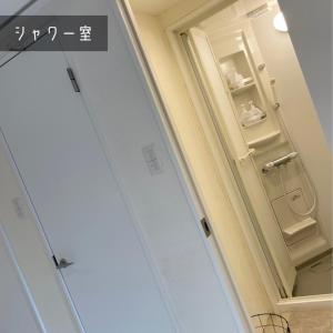 una puerta en una habitación con espejo en &HouSE - Vacation STAY 52186v en Takagi