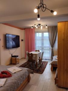 ein Schlafzimmer mit einem Tisch und einem Esszimmer in der Unterkunft Willa Rycerz in Burg Niedzica