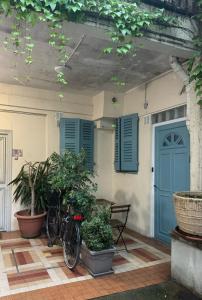 a bike parked in front of a house with plants at Joli 2 pièces proche Marais in Paris