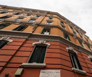 ein hohes Gebäude mit Seitenfenstern in der Unterkunft Casa Vacanza Città Vecchia in Triest