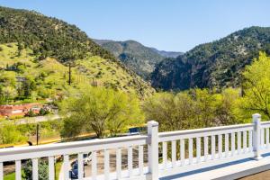 valla blanca con vistas a las montañas en Hotel Maxwell Anderson en Glenwood Springs