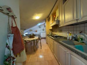 una cucina con lavandino e tavolo di PM 2a Via Amsicora Guest House a Mògoro