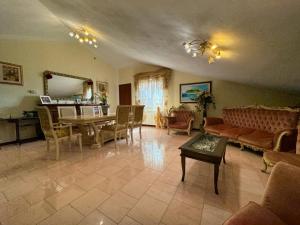 un soggiorno con divano e tavolo di PM 2a Via Amsicora Guest House a Mògoro