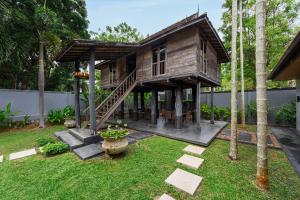 a tree house in the middle of a yard at Beautiful villa with 3BR in Saiyuan Estate with Yoga house in Ban Saiyuan (1)