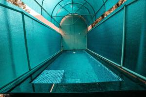 una piscina vacía en un edificio en Villa Cozy - Luxury Plunge Pool Villa in South Goa, en Benaulim
