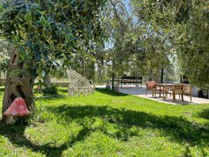 リメナリアにあるDiscovery Villasのテーブルとキノコの木がある公園