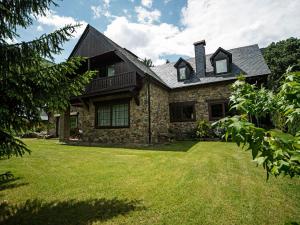una casa con un patio de césped en Splendid house next to the Baqueira Beret ski resort, en Vielha