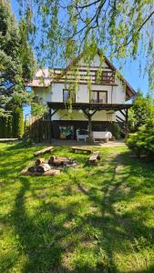 duży dom z trawnikiem przed nim w obiekcie Wichrowe Wzgórze w mieście Tolkmicko
