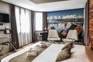 een hotelkamer met een bed en uitzicht op een haven bij Hotel K'Loys in Paimpol