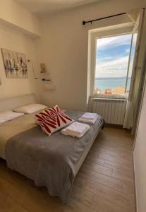 um quarto com uma cama e uma grande janela em Il Sogno del Lago em Anguillara Sabazia