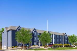 un edificio azul con árboles delante de él en Microtel Inn and Suites Dover en Dover