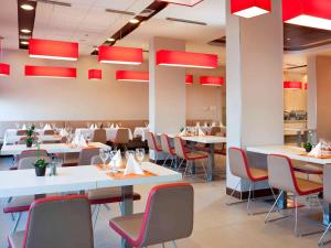 Reštaurácia alebo iné gastronomické zariadenie v ubytovaní Ibis Budapest Citysouth