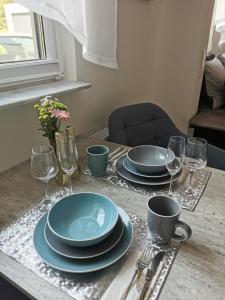 stół z talerzami i kieliszkami do wina w obiekcie Apartment bei der Palme mit Sauna Möglichkeit w mieście Düsseldorf