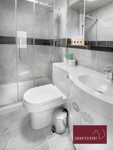 een badkamer met een wit toilet en een wastafel bij Bracknell -58c Harmanswater Road - 2 bedroom apartment in Bracknell