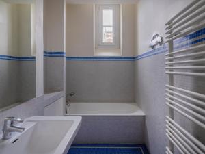 Kylpyhuone majoituspaikassa Paris Mozart Prestige Residence