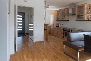 uma cozinha e sala de estar com um sofá e uma mesa em Apartment mit Garten em Dobl-Zwaring