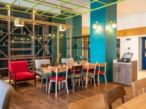 a dining room with a table and chairs at Ibis Casablanca City Center in Casablanca