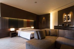um quarto de hotel com uma cama e um sofá em Hyatt Regency Kyoto em Quioto